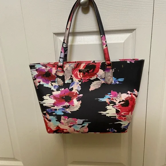 KATE SPADE ♠️ floral bag you are going to love. CUTE for any occasion. Like New - Picture 2 of 11